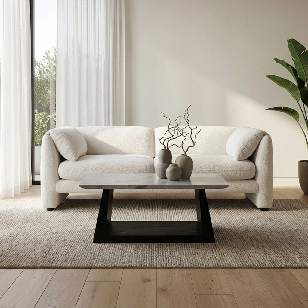 Table basse à base géométrique en marbre gris