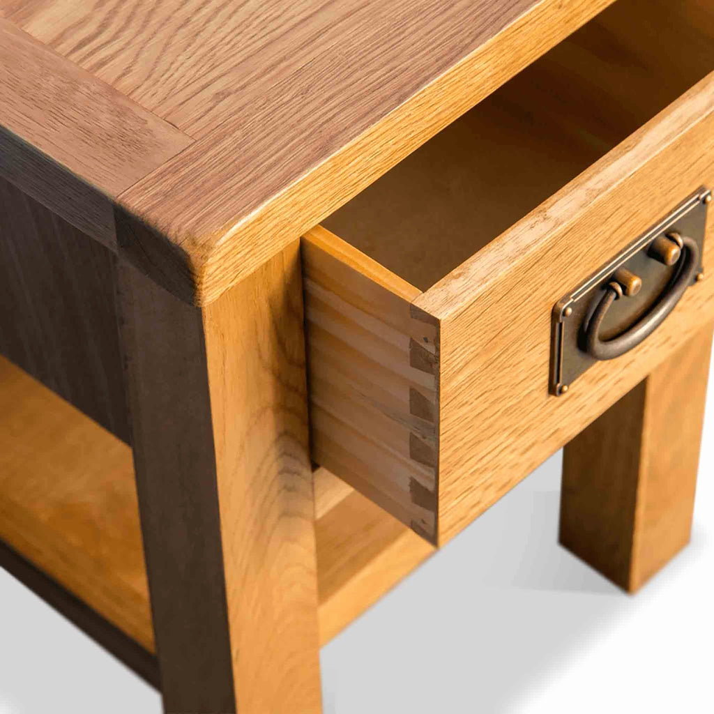 Table de chevet à tiroirs en chêne rustique
